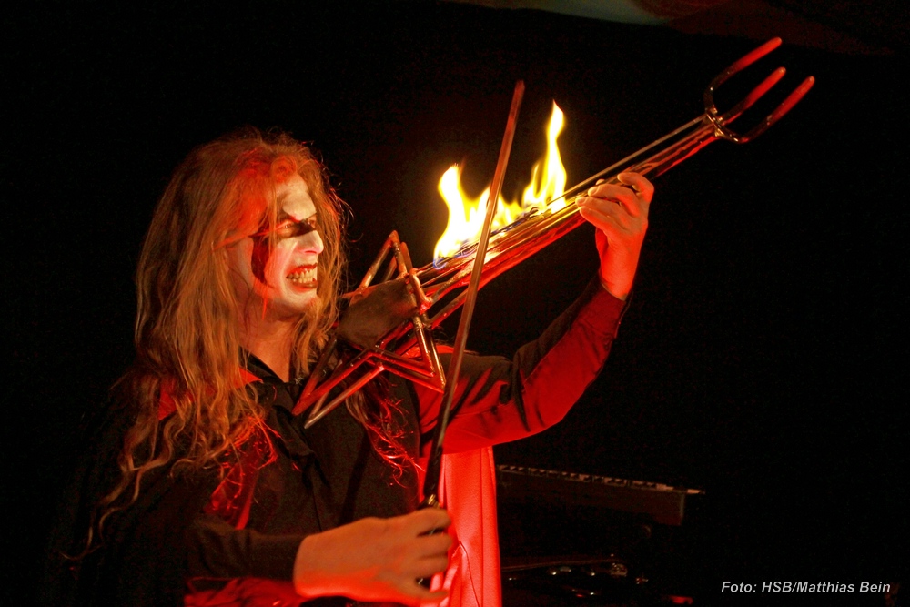 Mephisto mit brennder Geige